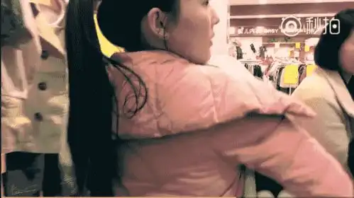 小兵张嘎的老婆发自拍美翻了,没想到谢孟伟一个表情实力抢镜
