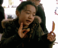 爆笑gif图妹子,在这里跳舞,摔跤了也是自找的
