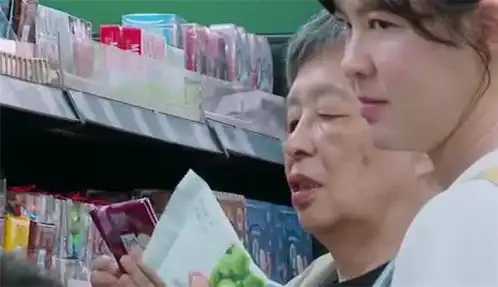 李艾被零食馋的咽口水,想吃榴莲饼被亲妈和老公拒绝,太难了
