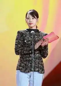 白百何风波后首现身给潘金莲颁奖,瞪眼撇嘴表情木讷,竟然还用心隐藏这个小细节
